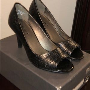 Kenneth Cole peep toe black leather heel